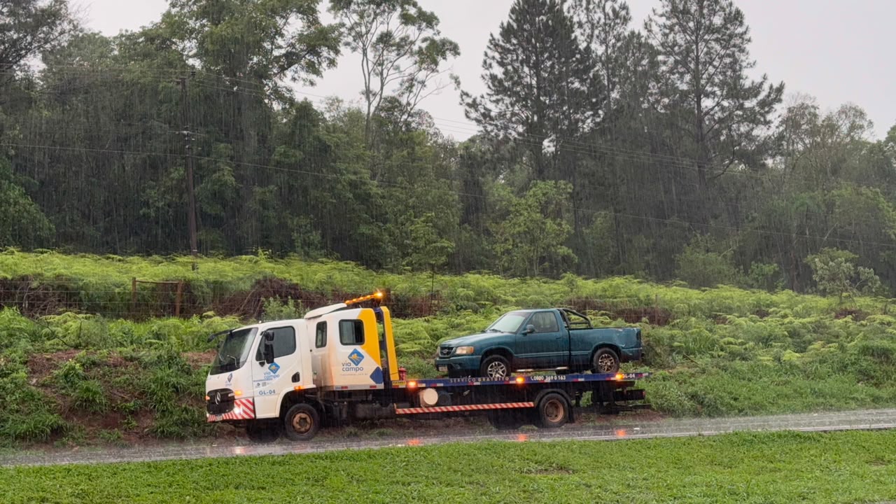 Chevrolet S10 sai da pista e para no canteiro central da BR-163 em Cascavel