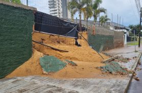 Muro de espaço esportivo desaba e areia fica espalhada na calçada em Cascavel