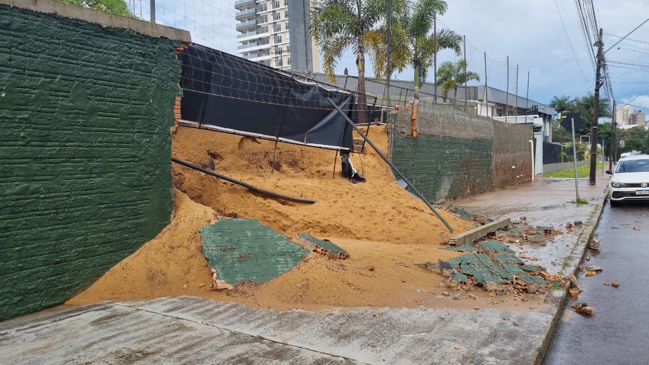 Muro de espaço esportivo desaba e areia fica espalhada na calçada em Cascavel