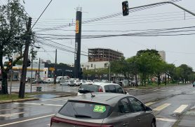 Semáforos entram em amarelo intermitente após falha durante chuva na Avenida Brasil