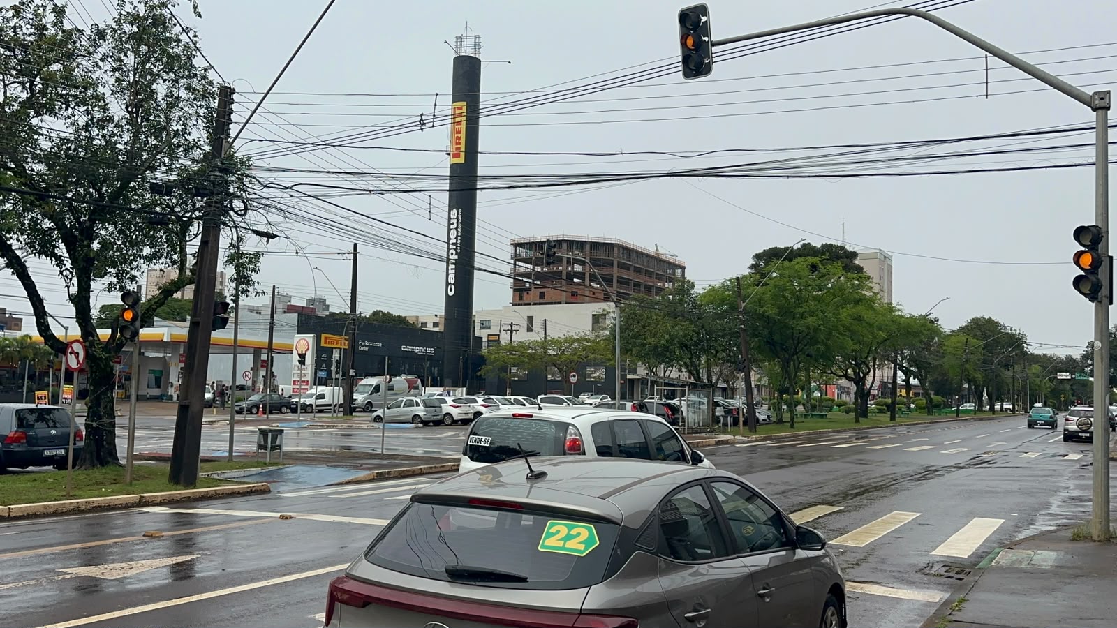 Semáforos entram em amarelo intermitente após falha durante chuva na Avenida Brasil