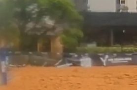 Câmera flagra muro de espaço esportivo desabando no Centro