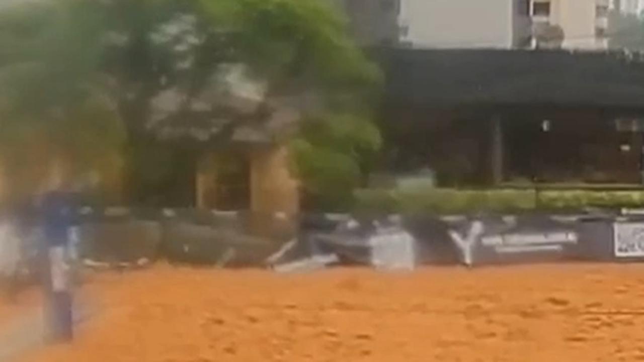 Câmera flagra muro de espaço esportivo desabando no Centro