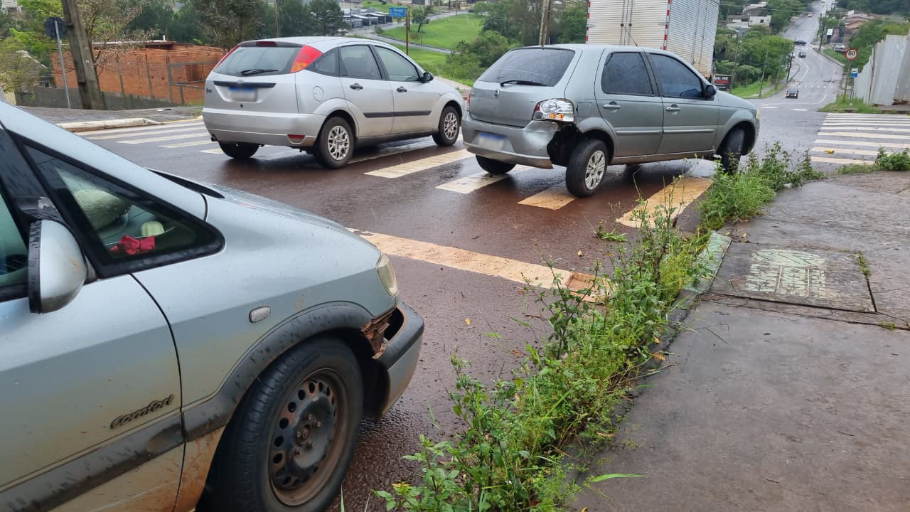 Batida entre Palio e Zafira é registrada no bairro Brasília em Cascavel