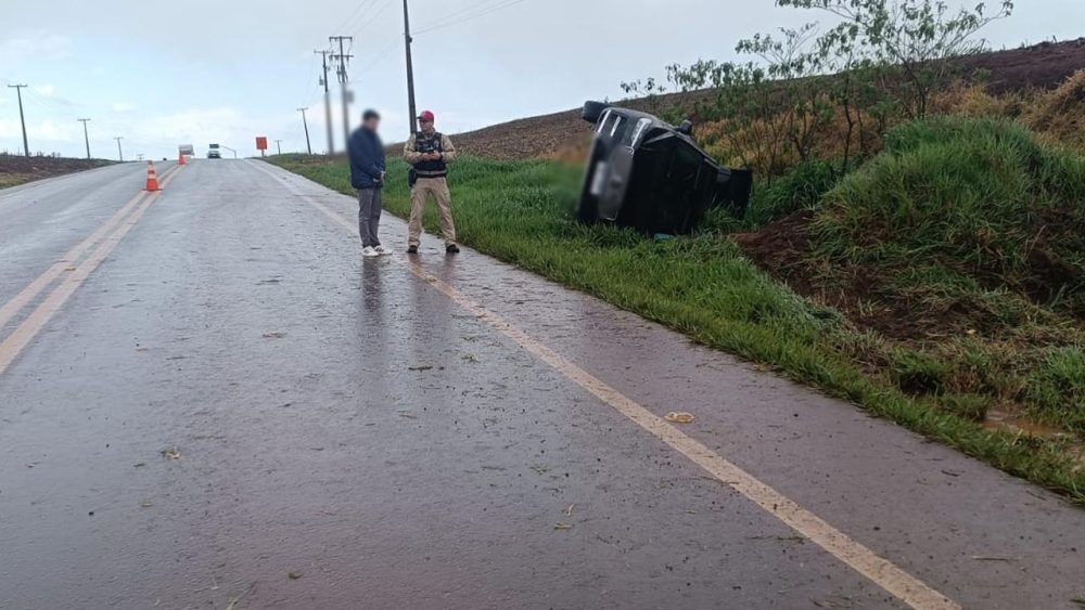 Imagem referente a Volvo XC60 capota na PR-486 em Cascavel e motorista sai ileso