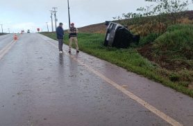 Volvo XC60 capota na PR-486 em Cascavel e motorista sai ileso