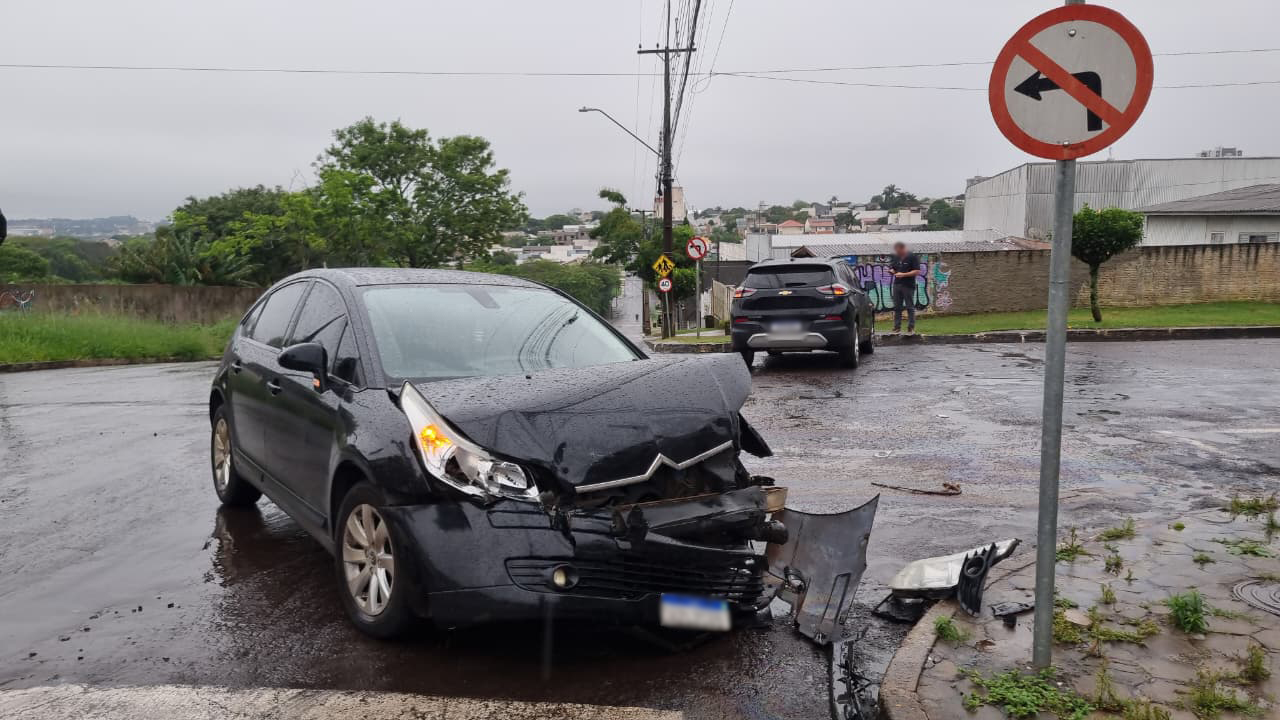 Acidente entre Tracker e C4 deixa rastro de óleo no Parque São Paulo, em Cascavel