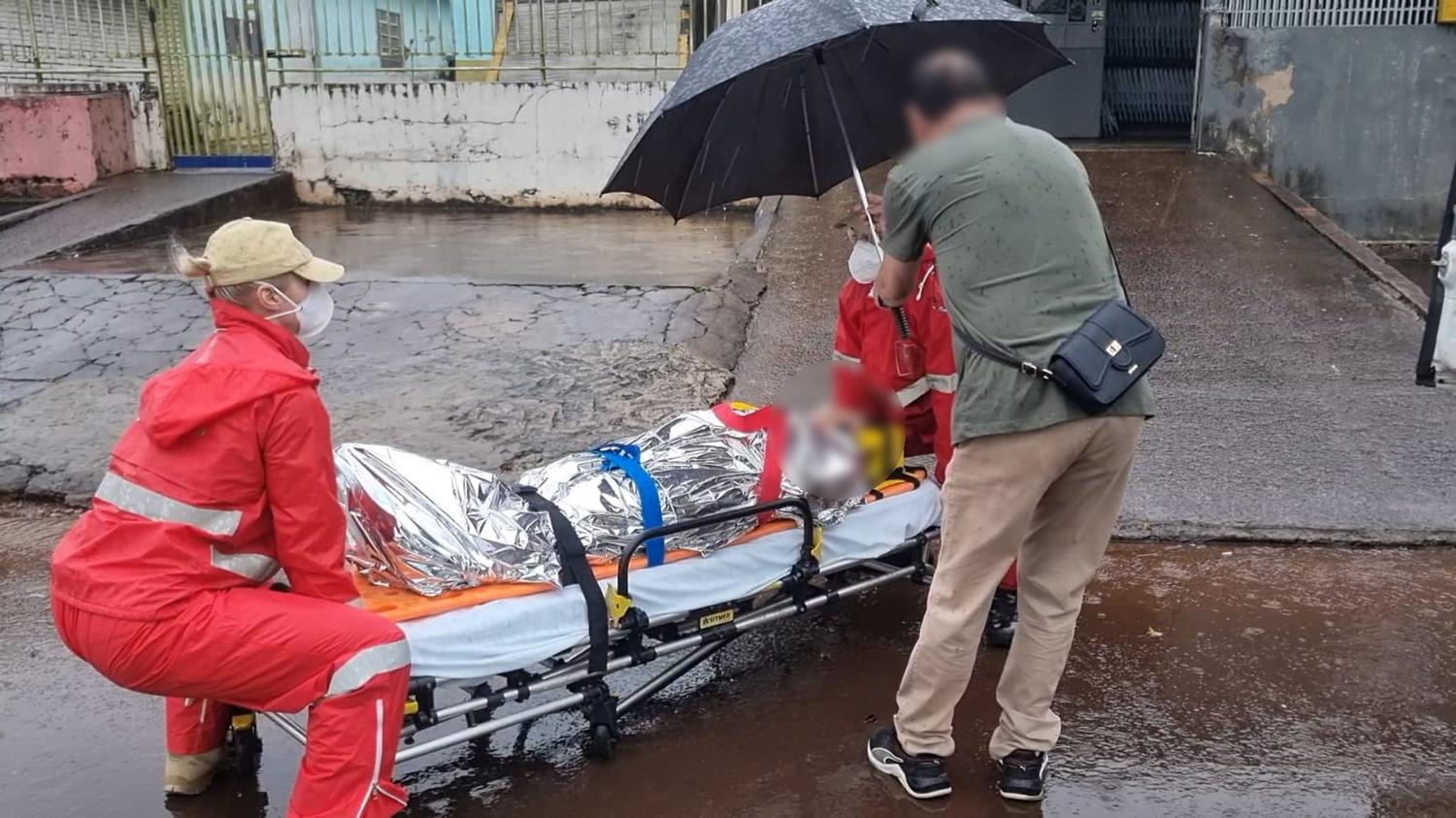 Mulher fratura o pé em acidente doméstico no Santa Cruz