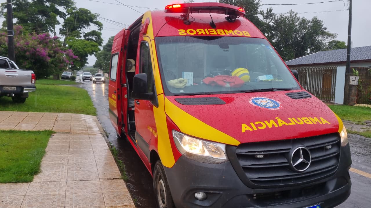 Mulher de 57 anos sofre fratura ao escorregar em piso molhado no Bairro Alto Alegre, em Cascavel