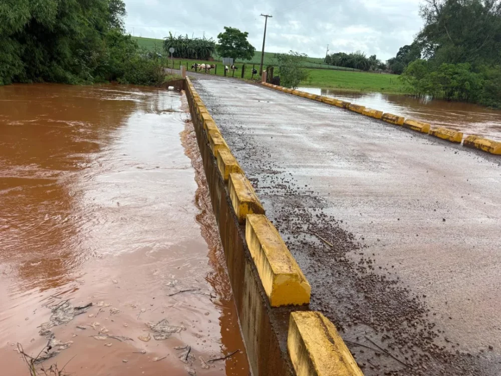 Imagem referente a Ponte sobre o Rio Guaçu entre Mercedes e Nova Santa Rosa é interditada por risco de transbordamento