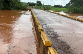 Ponte sobre o Rio Guaçu entre Mercedes e Nova Santa Rosa é interditada por risco de transbordamento