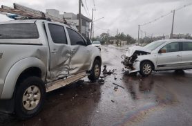 Gol e Hilux se envolvem em forte colisão no Bairro Tropical