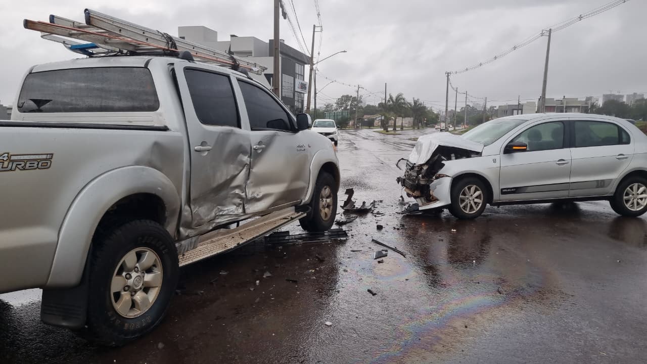 Gol e Hilux se envolvem em forte colisão no Bairro Tropical