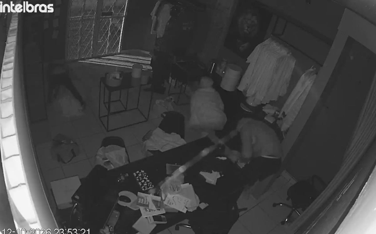 Trio faz a limpa em loja masculina e leva até água com gás e Coca Cola do frigobar em Cascavel