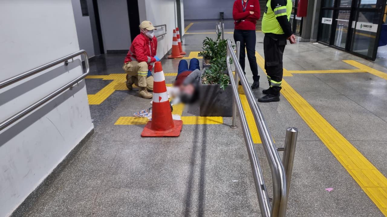 Idosa sofre queda ao sair do banheiro da Rodoviária de Cascavel