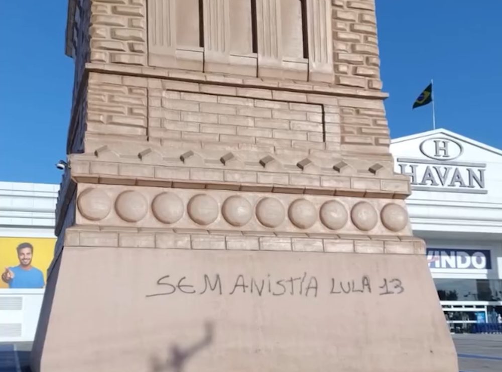 Estátua da Havan é pichada e Luciano Hang oferece recompensa de R$ 10 mil Imagem referente a Estátua da Havan é pichada e Luciano Hang oferece recompensa de R$ 10 mil