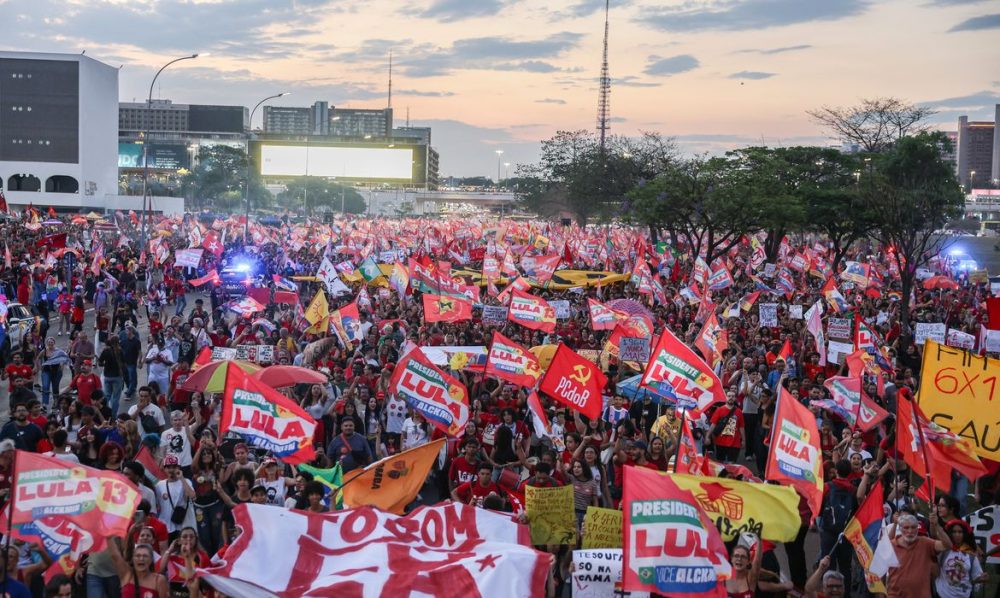 Milhares de estudantes tomam a Esplanada em apoio a Lula Imagem referente a Milhares de estudantes tomam a Esplanada em apoio a Lula