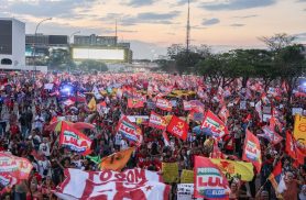 Milhares de estudantes tomam a Esplanada em apoio a Lula