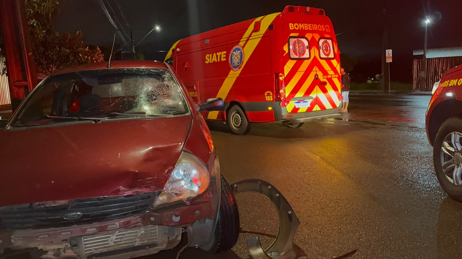 Adolescente de 14 anos fica ferida após acidente entre carro e moto elétrica
