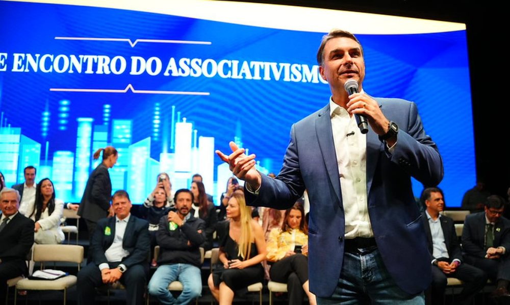 Imagem referente a Flávio faz visita ao pai em prisão domiciliar e recebe apoios em SP