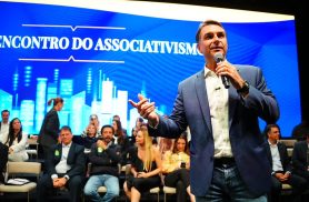 Flávio faz visita ao pai em prisão domiciliar e recebe apoios em SP