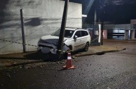 Mitsubishi Outlander bate contra poste após condutora desviar de veículo no Bairro Esmeralda
