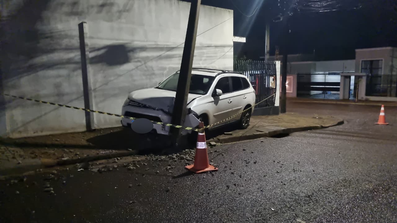 Mitsubishi Outlander bate contra poste após condutora desviar de veículo no Bairro Esmeralda