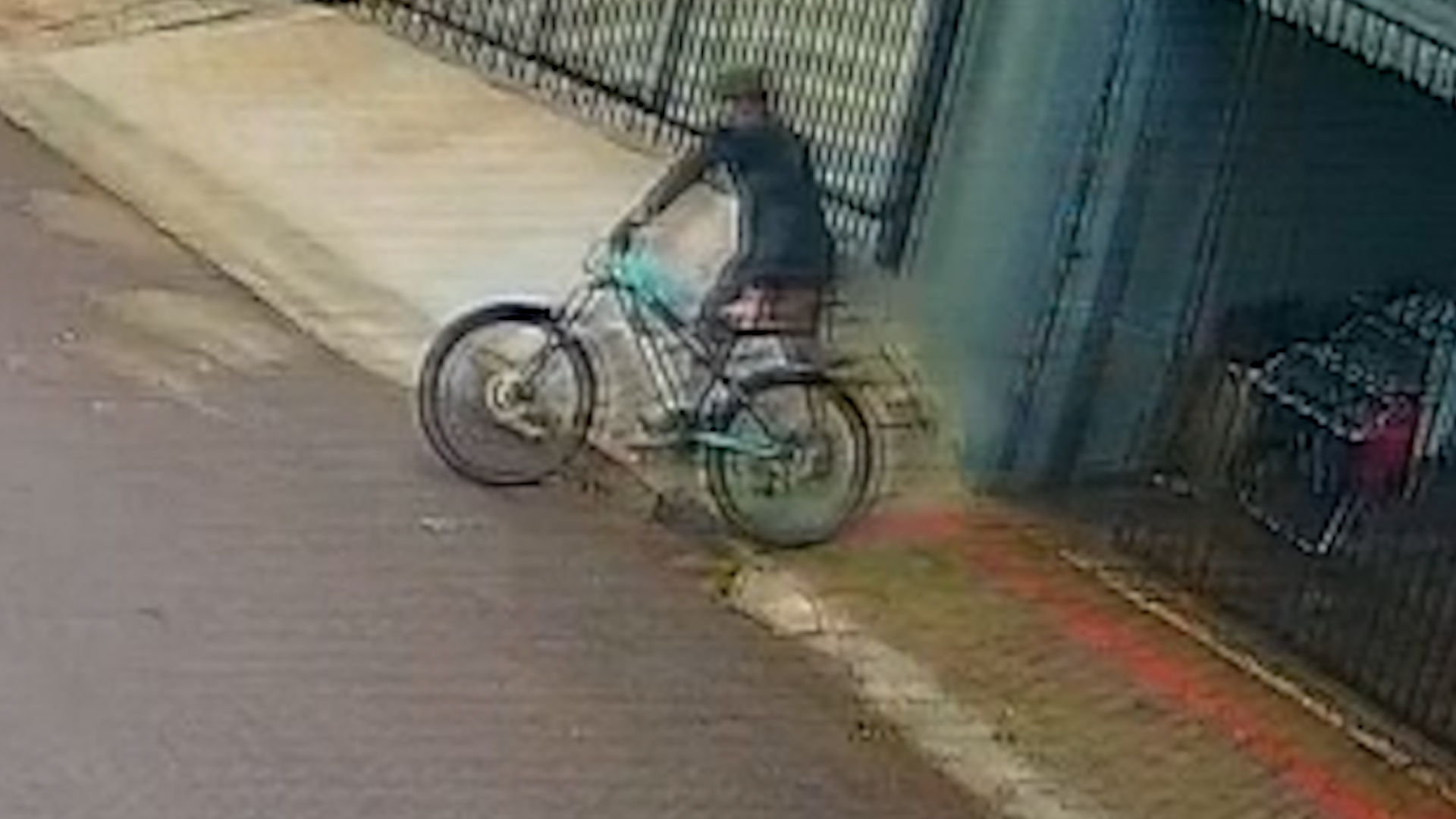 “Levaram minha bicicleta”: morador da Rua Tangará faz apelo após furto no Bairro Floresta, em Cascavel