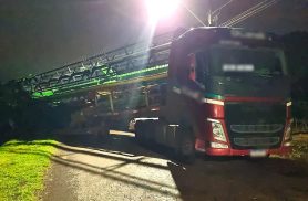 Plataforma com colheitadeira sai da pista durante manobra na BR-163, em Sede Alvorada