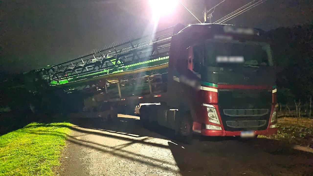 Plataforma com colheitadeira sai da pista durante manobra na BR-163, em Sede Alvorada