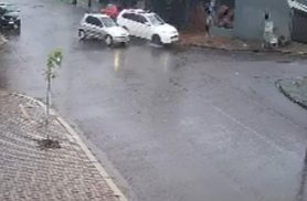 Imagens registram acidente com Mitsubishi Outlander no cruzamento das ruas Espinélio e Tupis, em Cascavel