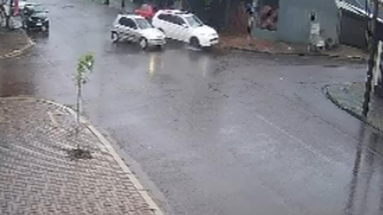 Imagens registram acidente com Mitsubishi Outlander no cruzamento das ruas Espinélio e Tupis, em Cascavel