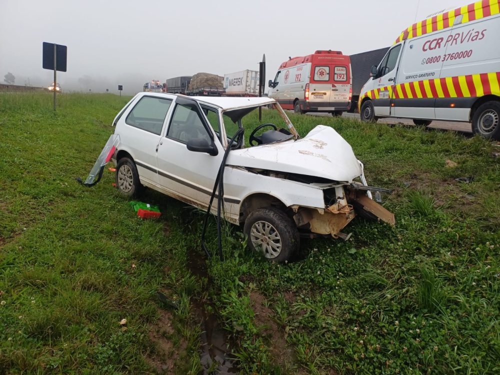 Imagem referente a Fiat Uno na contramão provoca tombamento de caminhão na BR-376 em Ponta Grossa