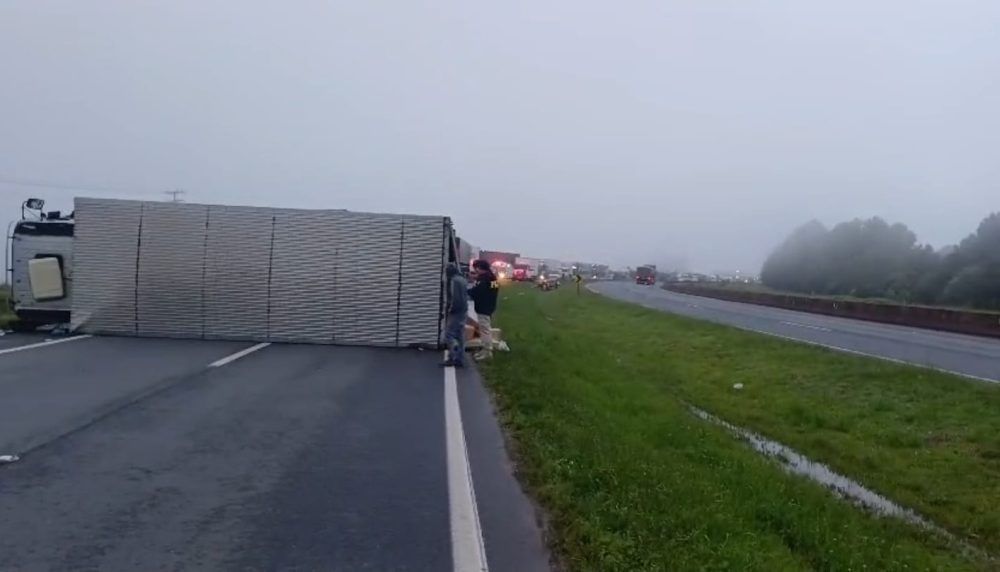 Imagem referente a Caminhão tomba e interdita BR-376 em Ponta Grossa após carro na contramão