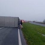 Imagem relativa a Caminhão tomba e interdita BR-376 em Ponta Grossa após carro na contramão