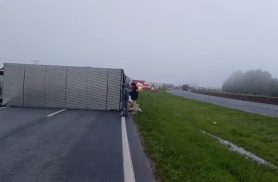 Caminhão tomba e interdita BR-376 em Ponta Grossa após carro na contramão