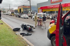 Motociclista fica ferida após colisão entre motoneta e carro na Avenida Assunção