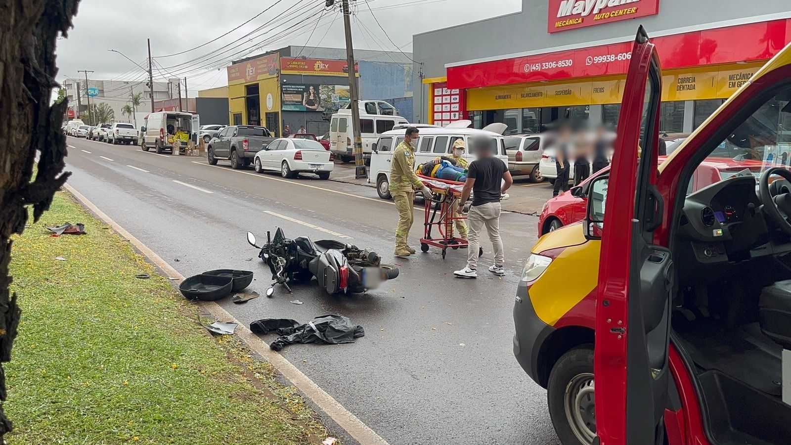 Motociclista fica ferida após colisão entre motoneta e carro na Avenida Assunção