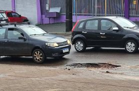 Buraco chama atenção na Rua Jacarezinho após obras recentes em Cascavel