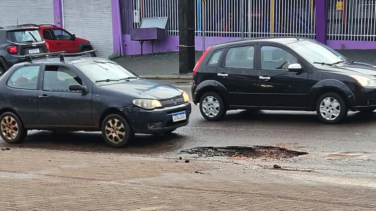 Buraco chama atenção na Rua Jacarezinho após obras recentes em Cascavel
