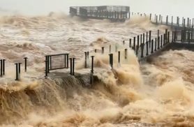 Volume das Cataratas do Iguaçu atinge 16 milhões de litros por segundo e água invade passarela
