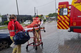 Mulher cai e bate a cabeça na Avenida Tancredo Neves em Cascavel