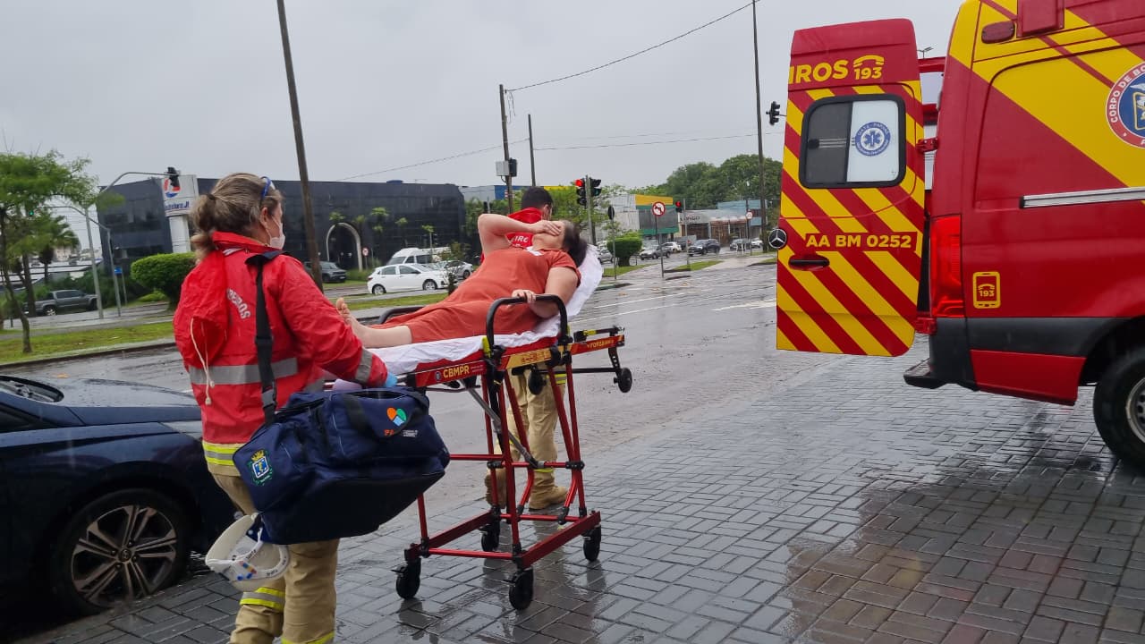Mulher cai e bate a cabeça na Avenida Tancredo Neves em Cascavel