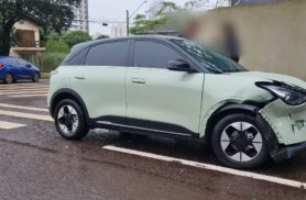 Colisão entre Honda Fit e Geely provoca estragos no Centro de Cascavel