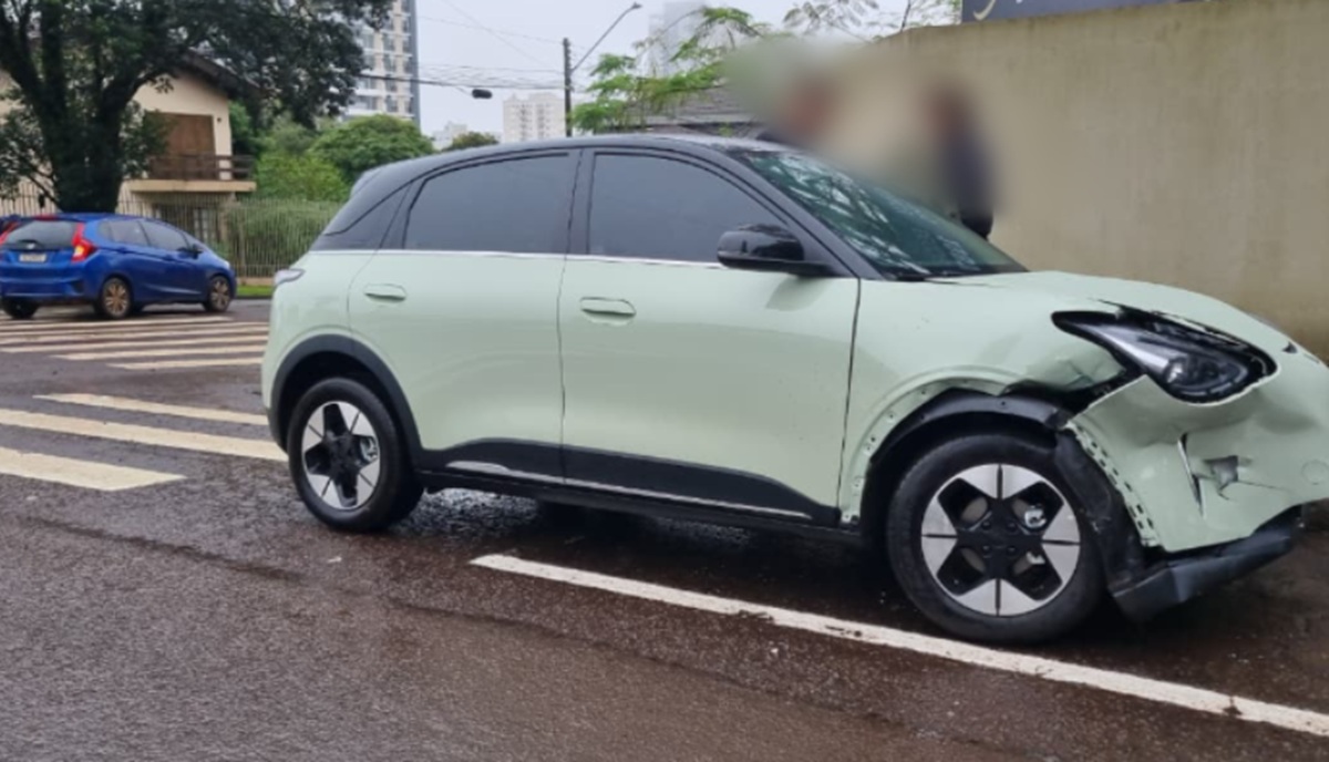 Colisão entre Honda Fit e Geely provoca estragos no Centro de Cascavel