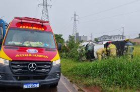 Peugeot capota e bate em árvore na Avenida das Torres no Parque Verde