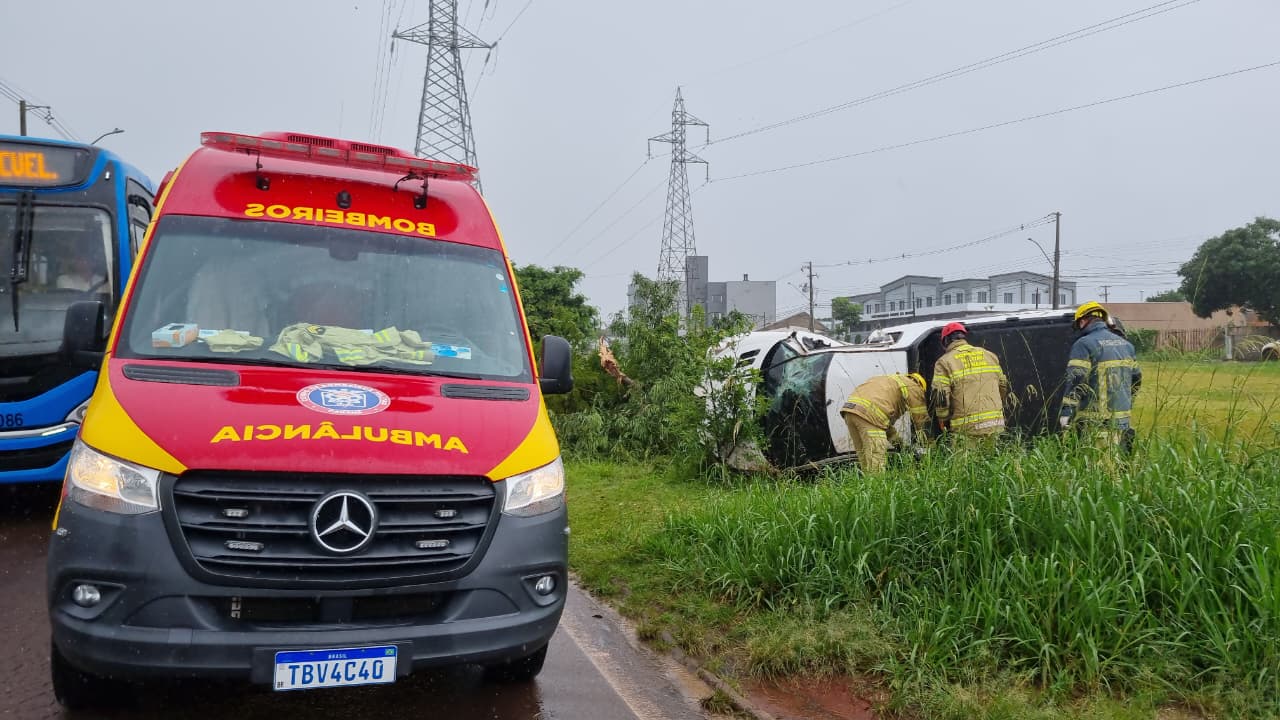 Peugeot capota e bate em árvore na Avenida das Torres no Parque Verde