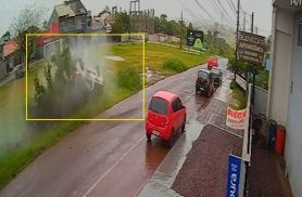 Veja momento em que Peugeot perde o controle e capota em Cascavel
