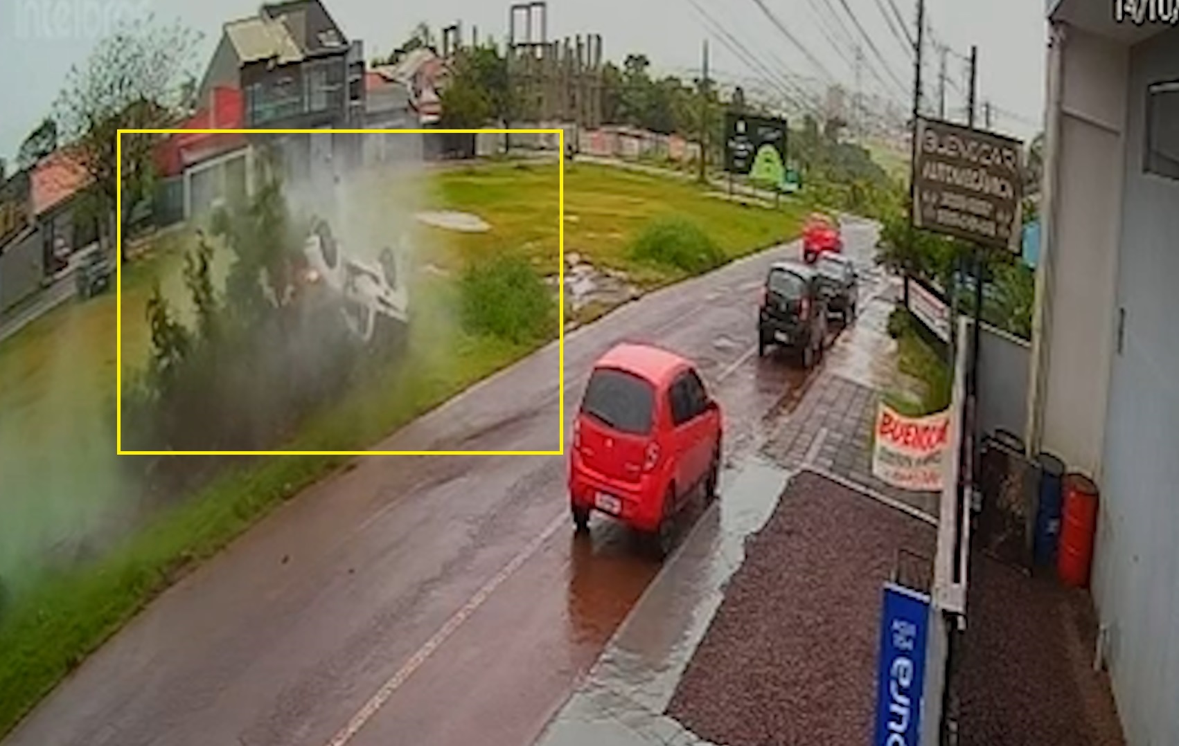 Veja momento em que Peugeot perde o controle e capota em Cascavel