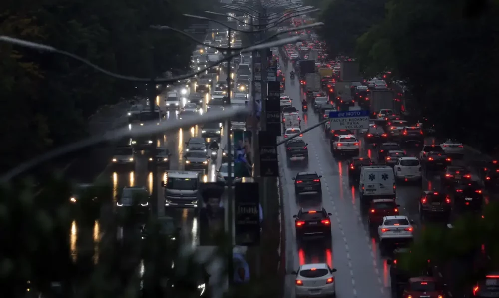 Imagem referente a Chuva alaga ruas do centro e deixa um morto na zona norte de São Paulo